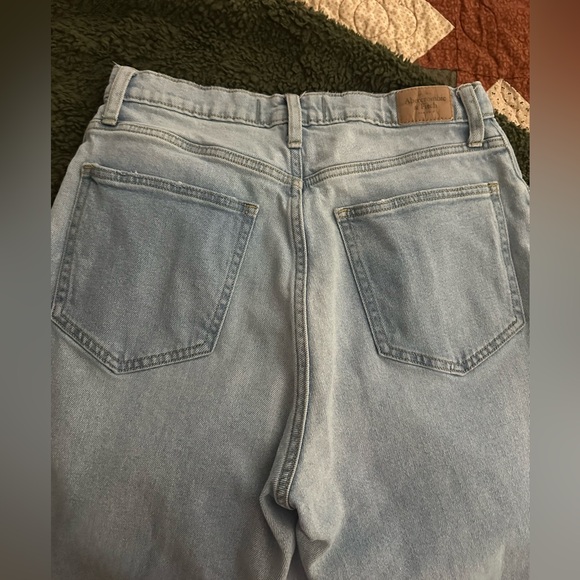 Abercrombie Curve Love Ultra High Waisted 90s Straight Jeans - Picture 3 of 7